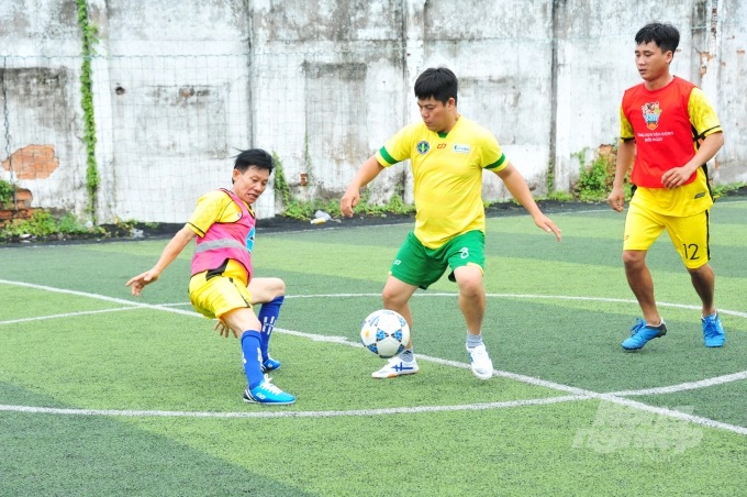 Các đội tranh tài môn bóng đá.