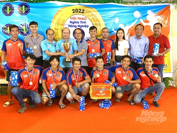Ông Lê Văn Thiệt, Phó cục trưởng Cục Bảo vệ thực vật (Bộ NN-PTNT) trao giải nhất môn bóng đá cho đội Chi cục Trồng trọt và BVTV Kiên Giang. Ảnh: Lê Hoàng Vũ. Ông Lê Văn Thiệt, Phó cục trưởng Cục Bảo vệ thực vật (Bộ NN-PTNT) trao giải nhất môn bóng đá cho đội Chi cục Trồng trọt và BVTV Kiên Giang